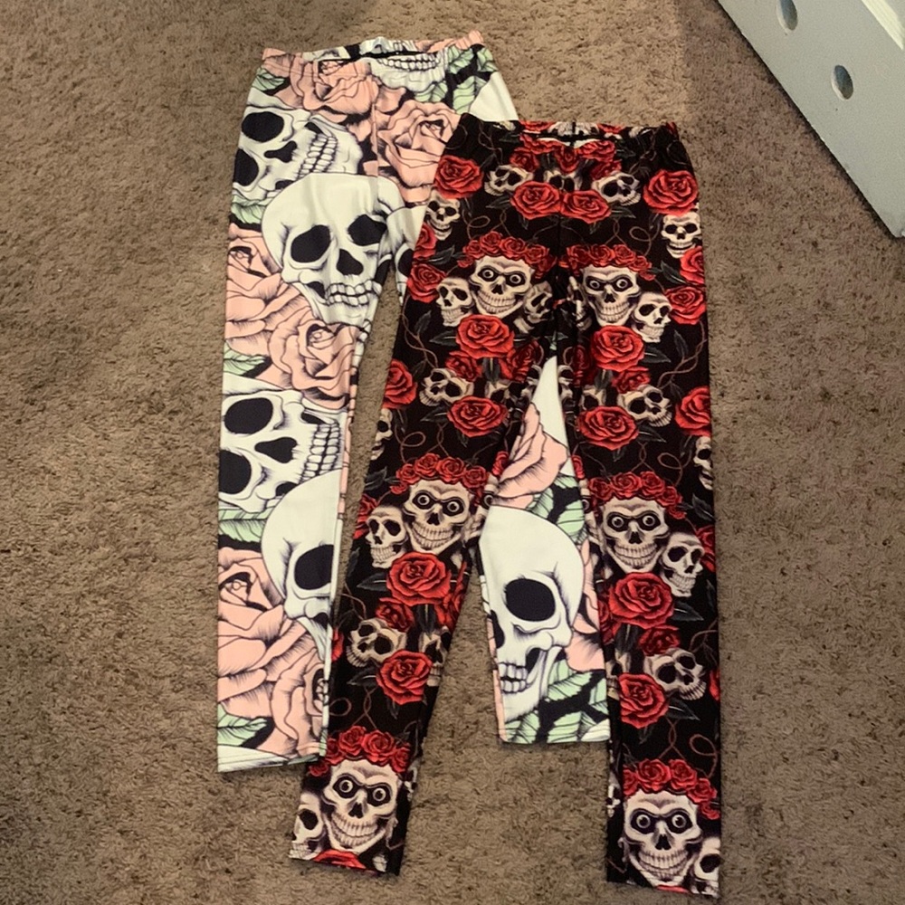 Two size medium skull leggings.